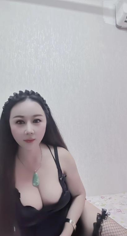 南站女仆装少妇